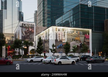 Shanghai, Cina - 10 agosto 2024: Una scena di strada vicino al Jing'an Kerry Center nel quartiere degli affari del Tempio Jing'an di Shanghai Foto Stock