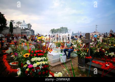 Ciudad de Mexico, Messico - 2 novembre. 2023: Celebrazione tradizionale del giorno dei morti nel cimitero Mixquic Foto Stock