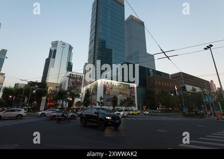 Shanghai, Cina - 10 agosto 2024: Una scena di strada vicino al Jing'an Kerry Center nel quartiere degli affari del Tempio Jing'an di Shanghai Foto Stock