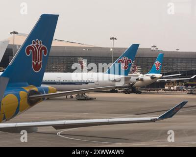 Shanghai, Cina - 10 agosto 2024: Tre aerei passeggeri China Southern Airlines parcheggiati all'aeroporto di Shanghai Hongqiao Foto Stock