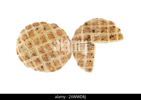 Pane piatte pita con aspetto dorato e tostato e struttura a griglia isolata su sfondo bianco, pita integrale Foto Stock