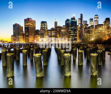 Vista notturna di Lower Manhattan da Brooklyn, New York City Foto Stock