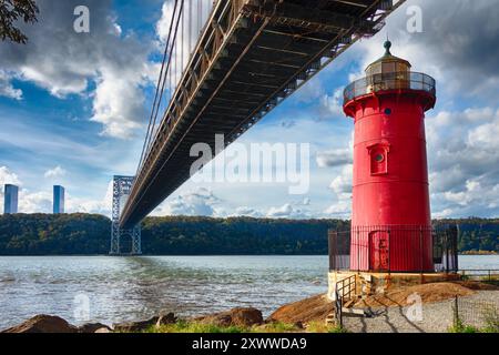 Vista ad angolo basso del faro Jeffrey's Hook sotto il George Washington Bridge, Manhattan, New York Foto Stock