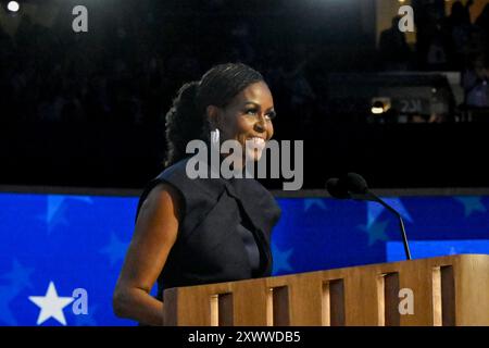 Chicago, Stati Uniti. 20 agosto 2024. L'ex First Lady Michelle Obama pronuncia le sue osservazioni durante il secondo giorno della Convention Nazionale Democratica del 2024 allo United Center di Chicago, Illinois, martedì 20 agosto 2024. Il secondo giorno della convention si intitola "A Bold Vision for America's Future" e vedrà le osservazioni dell'ex presidente Barack Obama, dell'ex First Lady Michelle Obama e del secondo gentiluomo Doug Emhoff. Foto di Matt Marton/UPI credito: UPI/Alamy Live News Foto Stock