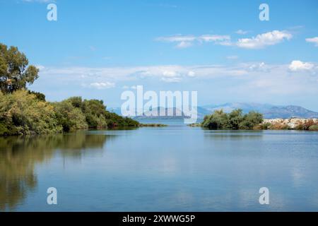 Incredibile paesaggio sul mare a Koronisia, nel golfo di Ambracian, Arta, Grecia Foto Stock