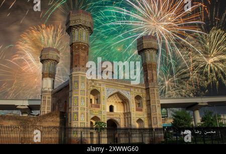 Chauburji è un monumento dell'epoca moghul nella città di Lahore, capitale della provincia pakistana del Punjab. Foto Stock