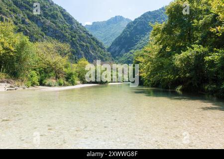 Incredibile paesaggio naturale nel canyon del fiume Acheron, vicino alle sorgenti, noto anche come la porta dell'Ade Foto Stock