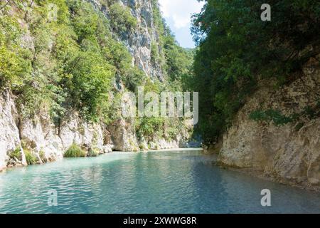 Incredibile paesaggio naturale nel canyon del fiume Acheron, vicino alle sorgenti, noto anche come la porta dell'Ade Foto Stock