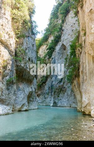 Incredibile paesaggio naturale nel canyon del fiume Acheron, vicino alle sorgenti, noto anche come la porta dell'Ade Foto Stock