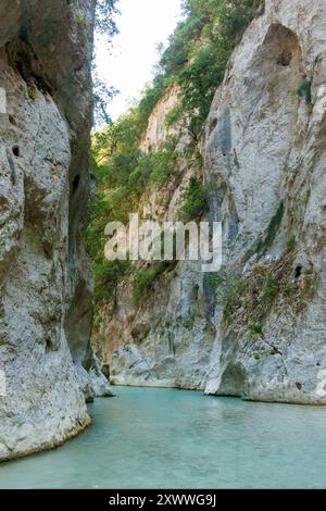 Incredibile paesaggio naturale nel canyon del fiume Acheron, vicino alle sorgenti, noto anche come la porta dell'Ade Foto Stock