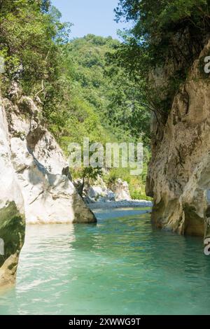 Incredibile paesaggio naturale nel canyon del fiume Acheron, vicino alle sorgenti, noto anche come la porta dell'Ade Foto Stock