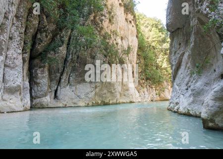 Incredibile paesaggio naturale nel canyon del fiume Acheron, vicino alle sorgenti, noto anche come la porta dell'Ade Foto Stock