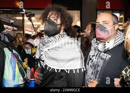 Chicago, Illinois, Stati Uniti. 20 agosto 2024. I manifestanti pro-Gaza marciano e sono corrotti dalla polizia nel centro di Chicago durante il DNC. (Immagine di credito: © J. Daniel HUD/ZUMA Press Wire) SOLO PER USO EDITORIALE! Non per USO commerciale! Foto Stock