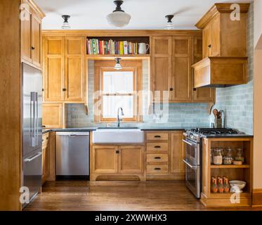 Primo piano di una cucina ristrutturata che si adatta perfettamente alla casa originale Foto Stock