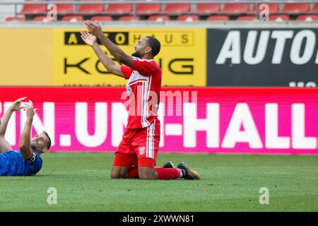 Halle, Deutschland 20. Agosto 2024: Regionalliga Nord/Ost - 2024/2025 - Hallescher FC vs. VSG Altglienicke IM Bild: Cyrill Akono (Halle) unzufrieden auf dem Spielfeld. Foto Stock