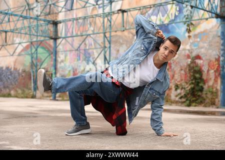 Giovane che danza hip hop all'aperto. Ballerina di strada Foto Stock