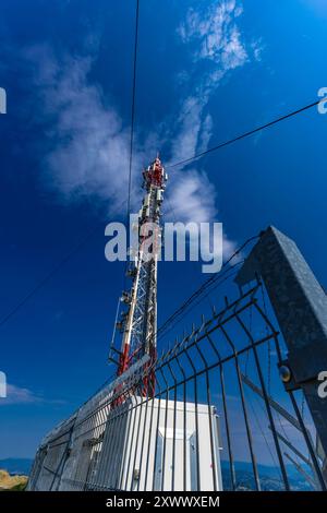 Un'alta antenna televisiva sulla cima del monte Ochodzita, una stazione di ritrasmissione televisiva Foto Stock