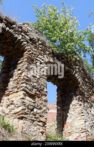 Muro di pietra di un castello medievale durante la ricostruzione. Foto Stock