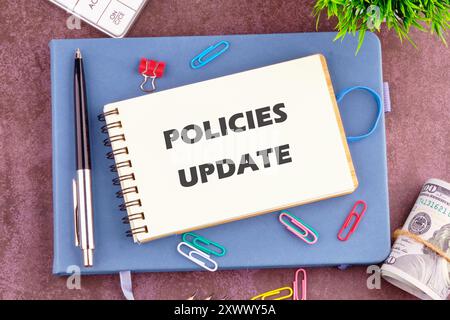 Aggiornamento dei criteri scritto nel notebook. Vista dall'alto Foto Stock