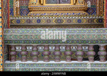 Dettagli di Wat Ratchabophit Sathitmahasimaram Ratchaworawihan, un tempio buddista a Bangkok, Thailandia. Foto Stock