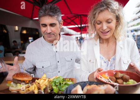 una coppia cena al ristorante sul tetto Foto Stock