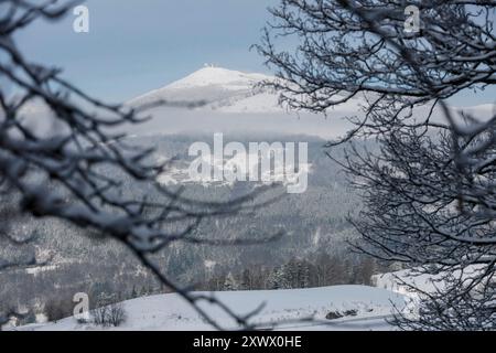 Paesaggio delle montagne dei Vosgi sotto la neve durante il freddo inverno scivola il 10 gennaio 2024. Il Grand Ballon o Great Belchen, la montagna più alta di t Foto Stock