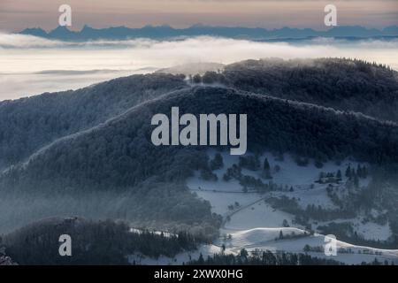 Paesaggio delle montagne dei Vosgi sotto la neve durante il freddo inverno scivola il 10 gennaio 2024. Paesaggio visto dalla strada che conduce alle creste Foto Stock