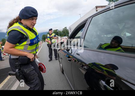 Walserberg, Austria. 20 agosto 2024. Gli agenti di polizia effettuano controlli di frontiera al valico di frontiera tra Austria e Germania sull'autostrada A8 vicino a Salisburgo (Austria). Crediti: Peter Kneffel/dpa/Alamy Live News Foto Stock