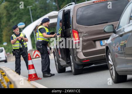 Walserberg, Austria. 20 agosto 2024. Gli agenti di polizia effettuano controlli di frontiera al valico di frontiera tra Austria e Germania sull'autostrada A8 vicino a Salisburgo (Austria). Crediti: Peter Kneffel/dpa/Alamy Live News Foto Stock