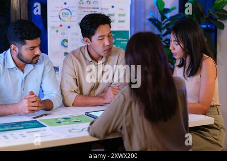 informazioni sul team diversity sull'esg e sulla pianificazione del sistema ecocompatibile in un ufficio ecosostenibile di notte Foto Stock