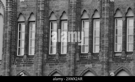 Questa fotografia in bianco e nero cattura l'eleganza senza tempo dell'architettura tedesca, evidenziando dettagli intricati e linee geometriche forti. Foto Stock