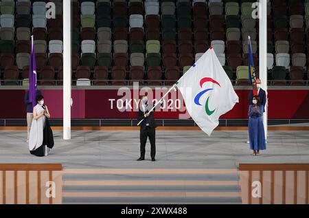 Foto del file datata 05-09-2021 del presidente dell'IPC Andrew Parsons ha la bandiera paralimpica durante la cerimonia di chiusura dei Giochi paralimpici di Tokyo 2020. il presidente del Comitato paralimpico internazionale Andrew Parsons è fiducioso di farlo prima che Parigi passi la torcia a Los Angeles allo Stade de France domenica 8 settembre. Data di pubblicazione: Mercoledì 21 agosto 2024. Foto Stock
