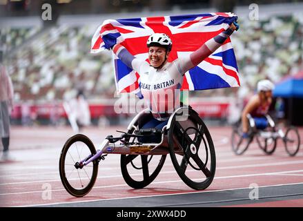 Foto del file datata 04-09-2021 di Hannah Cockroft in Gran Bretagna festeggia dopo aver vinto la finale femminile 800m T34. Il sette volte campione Cockroft è imbattuto alle Paralimpiadi. Cercherà di mantenere quel record mantenendo i suoi titoli T34 100m e 800m. Data di pubblicazione: Mercoledì 21 agosto 2024. Foto Stock