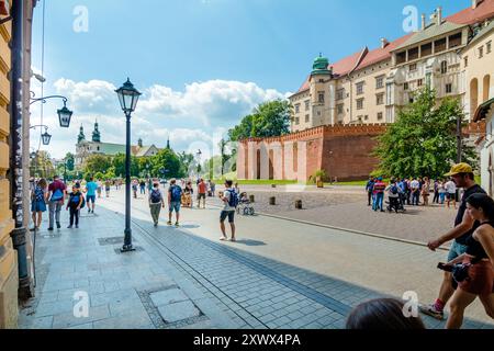 Craco, Polonia - 23 luglio 2022: Il Castello reale di Wawel, una residenza del castello situata nel centro di Cracovia. Turisti che esplorano la collina di Wawel Foto Stock