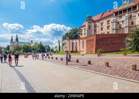 Craco, Polonia - 23 luglio 2022: Il Castello reale di Wawel, una residenza del castello situata nel centro di Cracovia. Turisti che esplorano la collina di Wawel Foto Stock