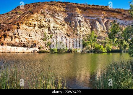 Un'oasi nell'entroterra arido: La piscina Ellendale, delimitata da alte scogliere. Parte del fiume Greenough, nell'area di Geraldton nell'Australia Occidentale Foto Stock