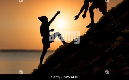 Gente in cima alla montagna. Raggiungimento degli obiettivi, concetto di motivazione. Foto di alta qualità Foto Stock