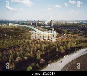 Vista aerea del parco divertimenti Alpincenter di Bottrop, con il paesaggio circostante e l'area industriale. Cattura la vasta vegetazione e le strutture industriali della regione del Ruhrgebiet. Foto Stock