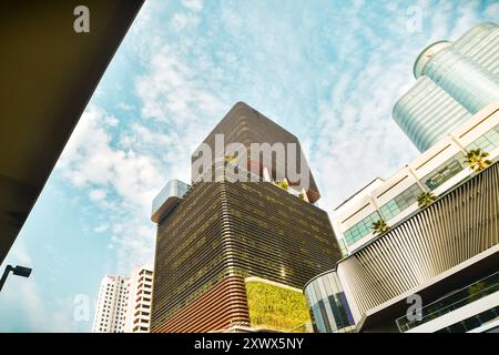 Bangkok, Tailandia - 11 febbraio 2024: Moderni edifici futuristici panoramici sull'intersezione di Pratu Nam. Pratunam è il principale quartiere degli affari di Bangkok Foto Stock