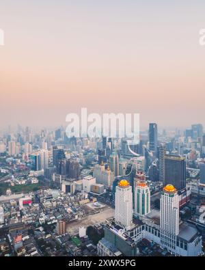 Bangkok, Tailandia - 11 febbraio 2024: Veduta aerea del paesaggio urbano crepuscolare di Bangkok, moderna area centrale di Bangkok in Tailandia Foto Stock