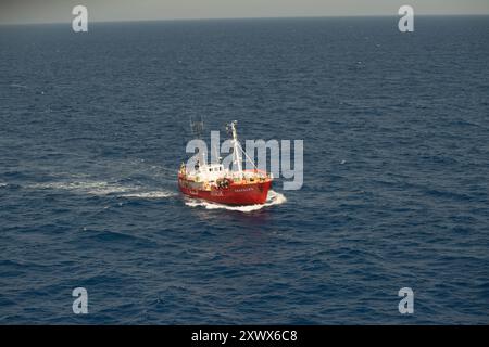 Vista aerea della barca Seefuchs che naviga attraverso il vasto Mar Mediterraneo, dedicata alle missioni di ricerca e salvataggio. La nave è pronta per la sorveglianza marittima e gli sforzi umanitari in condizioni difficili. Foto Stock