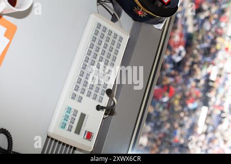 Un'immagine che cattura la configurazione del controllo della folla all'interno di una sala di controllo di uno stadio di Hannover. Il sistema garantisce la sicurezza e il monitoraggio dei tifosi durante una partita. Preso nel 2011, sottolinea l'importanza della gestione della sicurezza negli eventi sportivi. Foto Stock