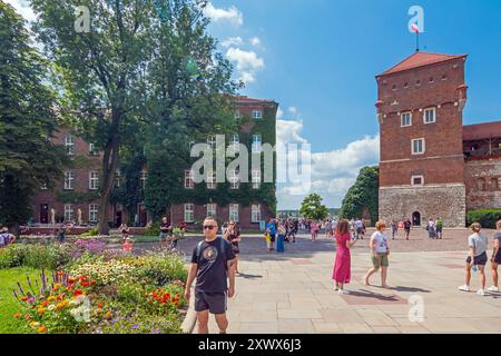 Craco, Polonia - 23 luglio 2022: Il Castello reale di Wawel, una residenza del castello situata nel centro di Cracovia. Turisti che esplorano la collina di Wawel Foto Stock