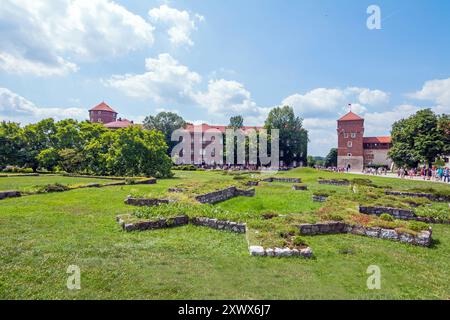 Craco, Polonia - 23 luglio 2022: Il Castello reale di Wawel, una residenza del castello situata nel centro di Cracovia. Turisti che esplorano la collina di Wawel Foto Stock