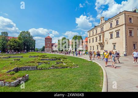 Craco, Polonia - 23 luglio 2022: Il Castello reale di Wawel, una residenza del castello situata nel centro di Cracovia. Turisti che esplorano la collina di Wawel Foto Stock