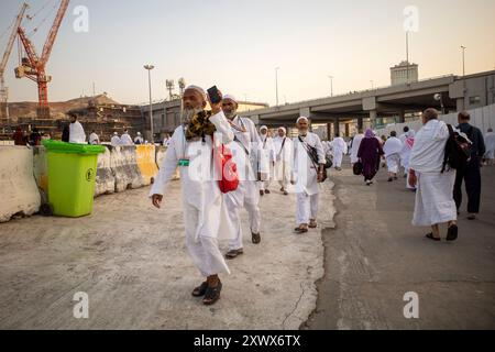 La Mecca, Arabia Saudita - 6 giugno 2024: Pellegrini di Hajj e Umrah dall'India che camminano vicino a Masjidil Haram, grande Moschea della Mecca. Hajj 2024. Foto Stock