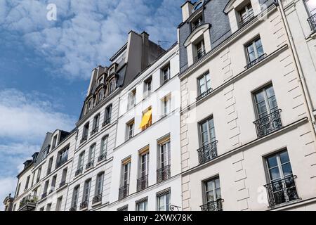 Parigi (Francia): Costruzione di facciate lungo la banchina “Quai d’Orleans”, nel 4° arrondissement (distretto) Foto Stock