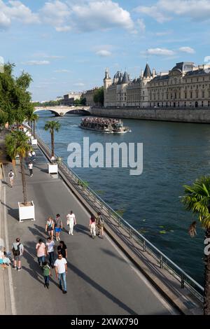 Parigi (Francia): Turisti che camminano lungo le Paris-Plages (spiagge di Parigi), spiagge artificiali temporanee ogni estate lungo il fiume Senna. Qui lungo “V Foto Stock