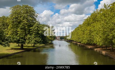 Bedford, Inghilterra - 8 luglio 2024: Due rematori si allenano in un doppio scull sul fiume Great Ouse nella città di Bedford a Bedfordhire, Inghilterra Foto Stock