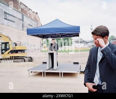 Klaus Wowereit, SPD, sindaco di Berlino, interviene alla cerimonia rivoluzionaria del nuovo Centro Jacob e Wilhelm Grimm. La cerimonia si è svolta a Berlino il 22 agosto 2006, con macchinari per la costruzione sullo sfondo. Foto Stock